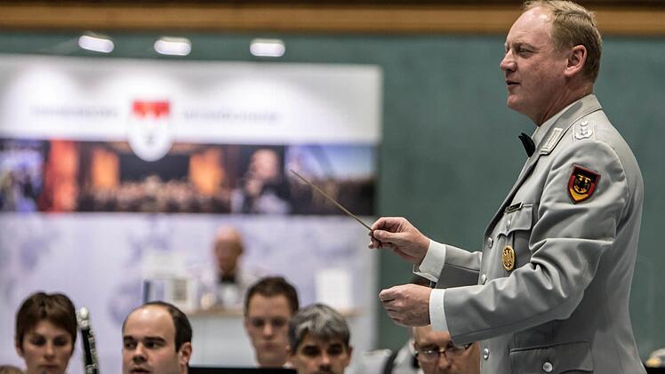 Impressionen vom Auftritt des Heeresmusikkorps Veitshöchheim in der Sporthalle der Pestalozzischule: Dirigent Roland KahleFoto: Jochen Berger