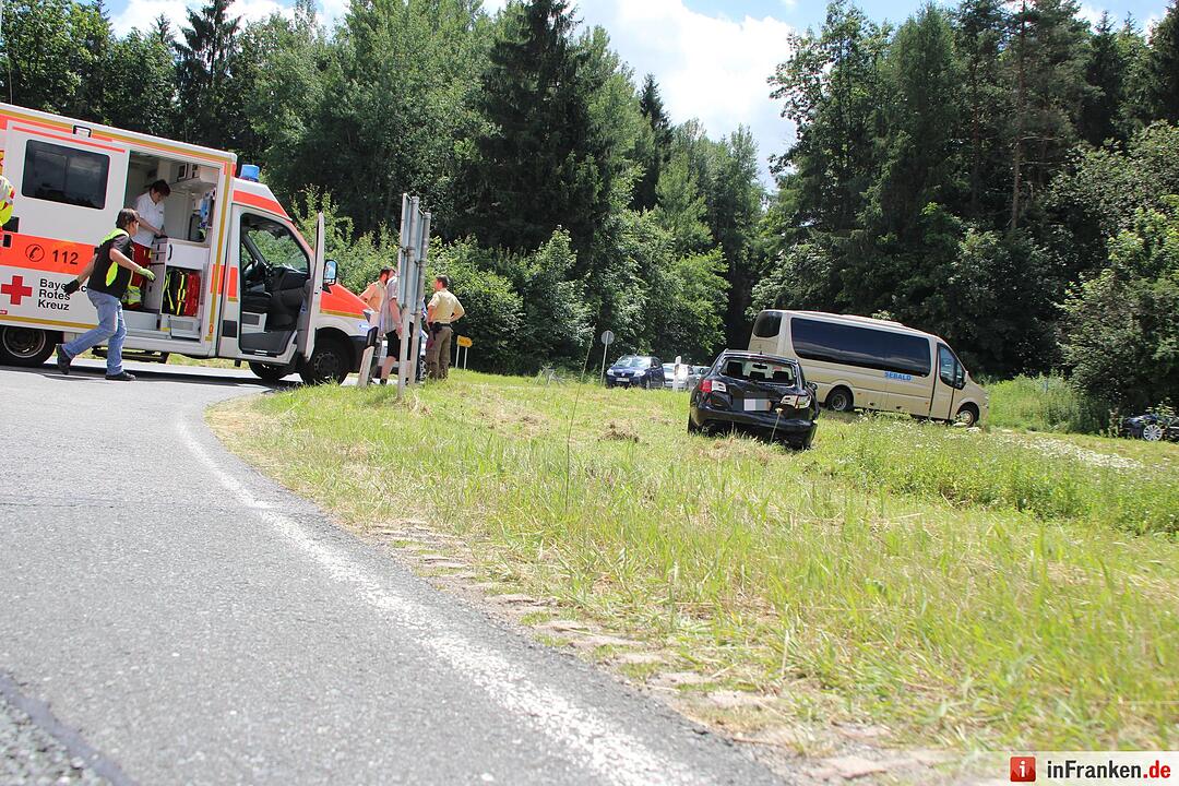 Kleintransporter übersieht Audi im Kreuzungsbereich