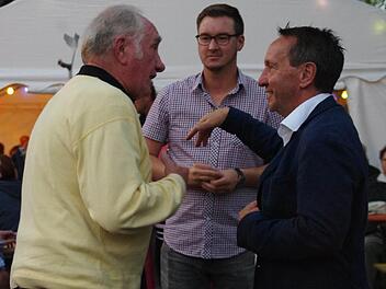 Nachdem das Ergebnis feststand, ging Bürgermeister Norbert Gräbner (r.) zum Fest des Turnvereins Unterrodach. Bei der gut besuchten Veranstaltung wollte er die Bürger gleich informieren: "Ich bleibe Euch erhalten." Foto: Marco Meißner