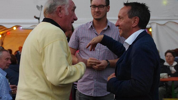 Nachdem das Ergebnis feststand, ging Bürgermeister Norbert Gräbner (r.) zum Fest des Turnvereins Unterrodach. Bei der gut besuchten Veranstaltung wollte er die Bürger gleich informieren: "Ich bleibe Euch erhalten." Foto: Marco Meißner