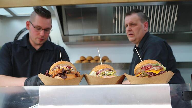 Einfallsloses Fastfood - das war einmal. Die Burger aus den Foodtrucks gehen zwar schnell, doch bei den Zutaten wird auf gute Qualität geachtet. Und das schmeckt man. Foto: Barbara Herbst