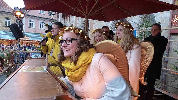 Aus der großen Lostrommel zieht Weihnachtsengel Nina Biermann die Gewinnerin aus Bamberg.