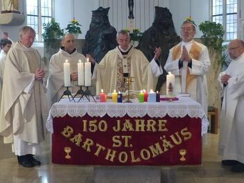 Vier Geistliche zelebrierten zusammen mit dem Erzbischof den Festgottesdienst in Wartenfels. Von links: Pfarrer i. R. Helmut Spindler, Pfarrer Pater Godfryd Mizerski, Erzbischof Ludwig Schick, Pater Josef und der Stadtsteinacher Pfarrer Wolfgang Eßel. Fotos: Klaus-Peter Wulf