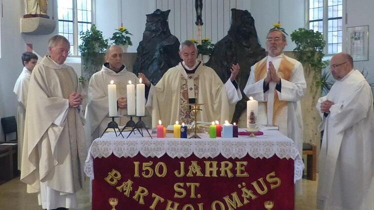 Vier Geistliche zelebrierten zusammen mit dem Erzbischof den Festgottesdienst in Wartenfels. Von links: Pfarrer i. R. Helmut Spindler, Pfarrer Pater Godfryd Mizerski, Erzbischof Ludwig Schick, Pater Josef und der Stadtsteinacher Pfarrer Wolfgang Eßel. Fotos: Klaus-Peter Wulf