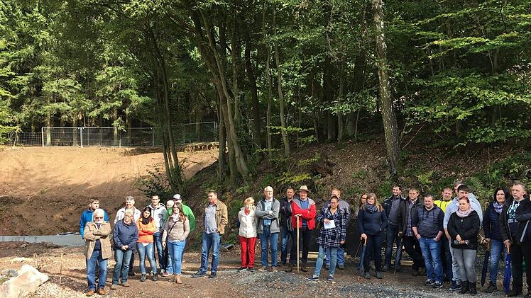 Mächtige Erdarbeiten waren für die Sanierung der beiden Quellen am Leimerfeld nötig. Etliche Bürger zeigten Interesse. Foto: Jochen Vogel