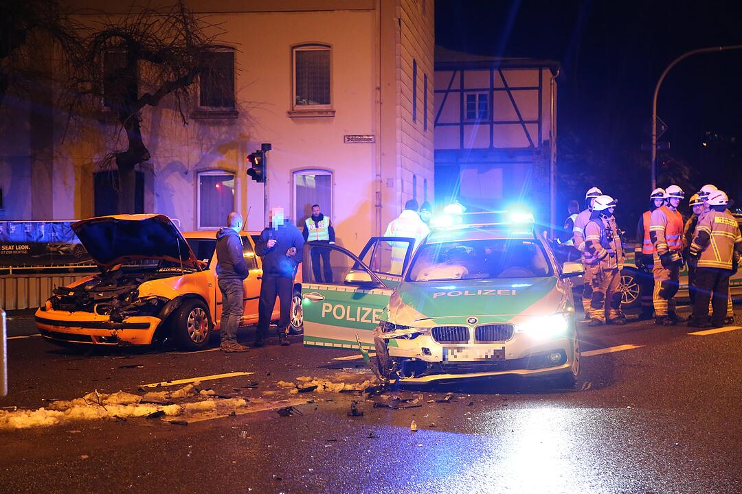 Frontalzusammenstoß mit einem Polizeiwagen in Hof