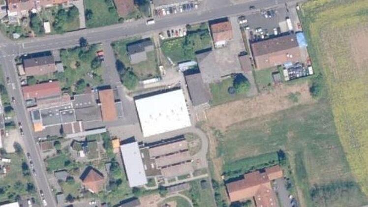 Auf der Fläche zwischen den Gebäuden soll  die neue Halle entstehen. Foto: Geobasisdaten/Bayerische Vermessungsverwaltung