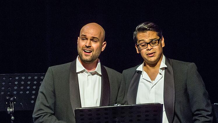 "Love of Autumn": Mit einem Liederabend begeistern fünf Sänger aus den Reihen des Landestheater-Chores bei einem Liederabend in der Reithalle. Am Klavier begleitete Mina Kim.Foto: Jochen Berger