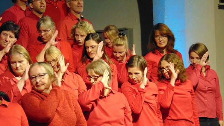 Der Auftritt des Gospelchors begeisterte. Foto: Petra Malbrich
