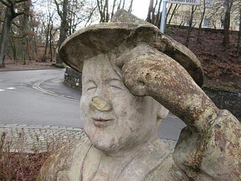 Das Denkmal für den Malermeister Christian Schulz, der mehr unter dem Namen "Malo Schulz" bekannt ist, im heutigen Zustand an der Ecke Eduardstraße/Schützenplatz in Neustadt bei Coburg Foto: Dieter Seyfarth