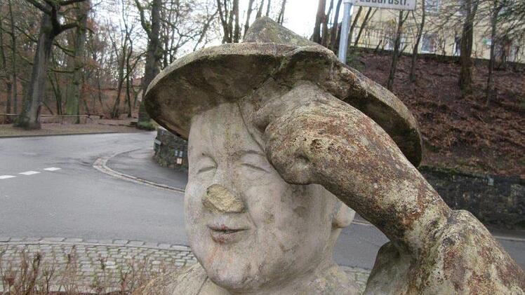 Das Denkmal für den Malermeister Christian Schulz, der mehr unter dem Namen "Malo Schulz" bekannt ist, im heutigen Zustand an der Ecke Eduardstraße/Schützenplatz in Neustadt bei Coburg Foto: Dieter Seyfarth