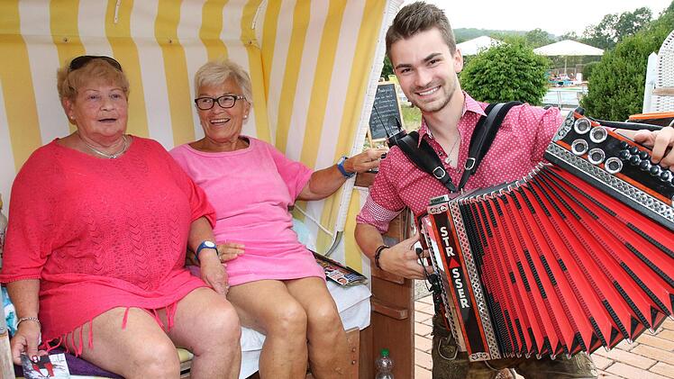 Sommerfest in der "ThermeNatur": Andreas Hastreiter hat zwei neue Fans gewonnen. Foto: Desombre
