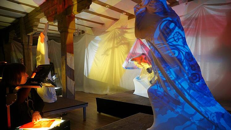 Mit farbigen Folien und unterschiedlichen Gegenständen auf dem  Overheadprojektor wurde die Darbietung der Tänzer untermalt. Foto: Marion Eckert