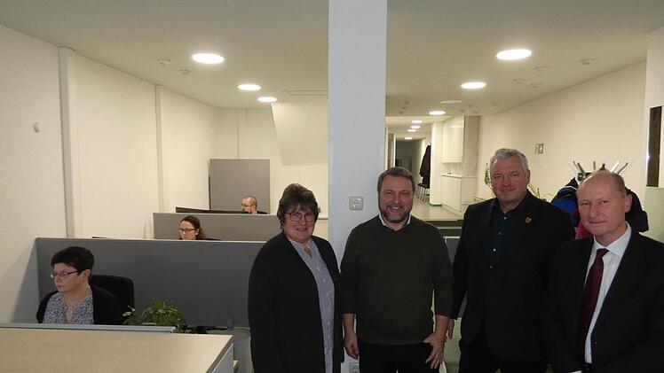 Pr&auml;sident Johannes Nolte  stellte B&uuml;rgermeister J&uuml;rgen Hennemann  sowie  den Stadtr&auml;ten Philipp Arnold und Gabriele R&ouml;gner (von rechts) die neuen R&auml;umlichkeiten der Landesbaudirektion Bayern vor, die am Marktplatz angemietet werden konnten.