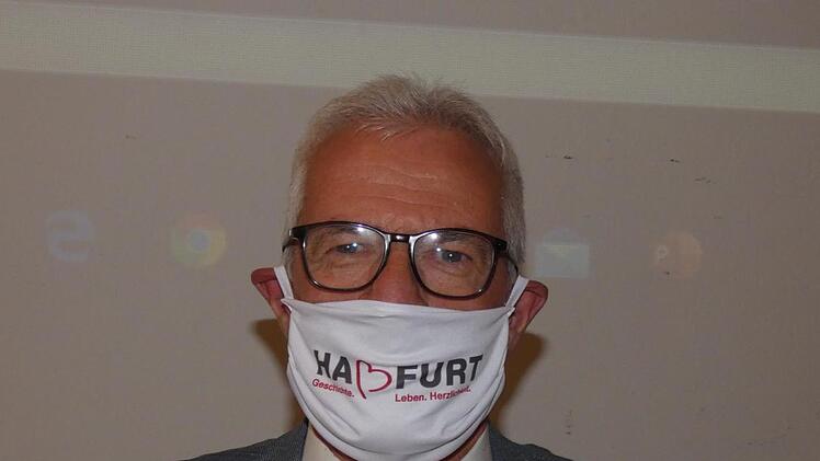 Eine Mund-Nasen-Maske mit dem Logo der Stadt Haßfurt präsentierte Bürgermeister Günther Werner. Die Maske ist in der Touristinfo für fünf Euro erhältlich.