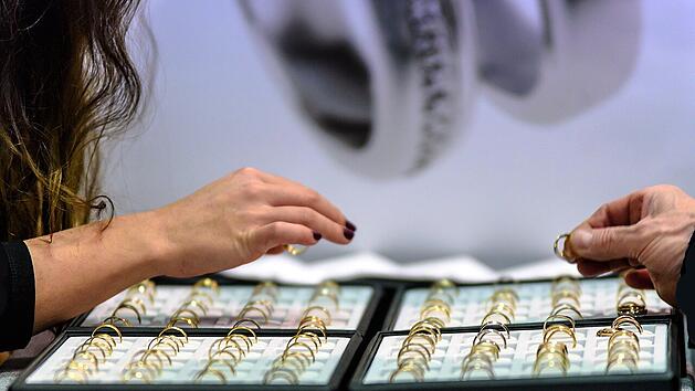 Gelernte, angestellte Goldschmiede verdienen mäßig, wechseln sie in die Selbstständigkeit, kann das ganz anders aussehen.