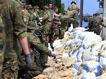 Soldaten aus verschiedenen Regionen Deutschlands waren bei Magdeburg im Einsatz. Auch 370 Soldaten aus Volkach halfen im Kampf gegen das Hochwasser. Foto: dpa