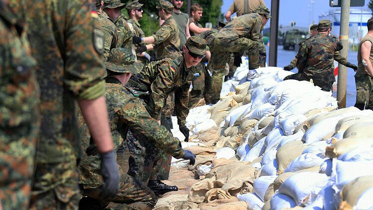 Soldaten aus verschiedenen Regionen Deutschlands waren bei Magdeburg im Einsatz. Auch 370 Soldaten aus Volkach halfen im Kampf gegen das Hochwasser. Foto: dpa