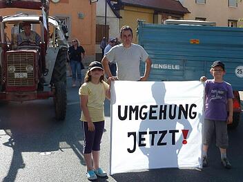 Erst vor einigen Wochen gab es in Eltingshausen eine spontane Demonstration gegen den Durchgangsverkehr. Dieses Mal sollen nur Plakate aufgestellt werden, der Verkehr wird also nicht beeinträchtigt. Archivfoto: Udo Markert