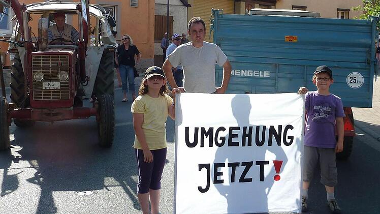 Erst vor einigen Wochen gab es in Eltingshausen eine spontane Demonstration gegen den Durchgangsverkehr. Dieses Mal sollen nur Plakate aufgestellt werden, der Verkehr wird also nicht beeinträchtigt. Archivfoto: Udo Markert