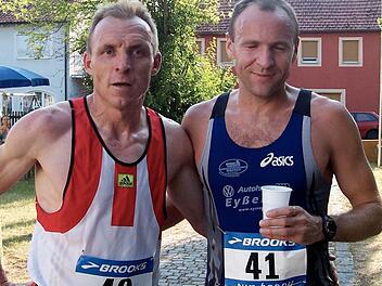 Erschöpft und durstig: Die Gewinner bei den Herren, Bernd Dornberger (2./SV Altenschönbach) und Jürgen Wittmann (1./TSV Burghaslach). Foto: Marina Zimmermann