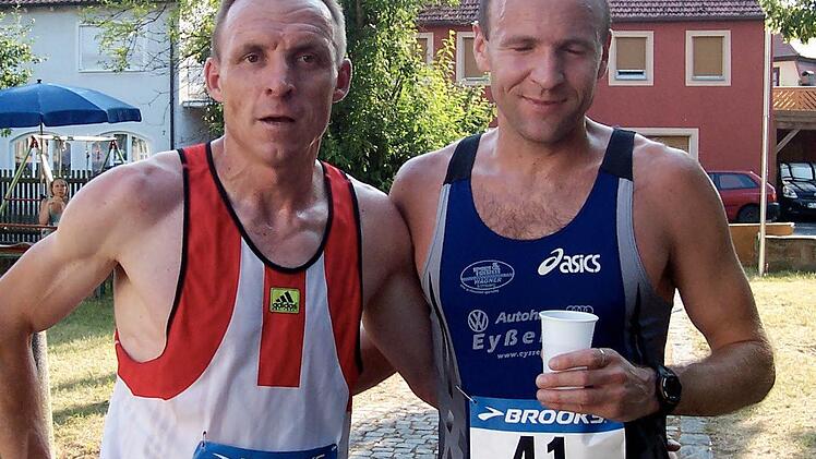 Erschöpft und durstig: Die Gewinner bei den Herren, Bernd Dornberger (2./SV Altenschönbach) und Jürgen Wittmann (1./TSV Burghaslach). Foto: Marina Zimmermann