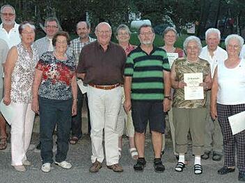 Gold wurde an Bernhard Marschall (Stadionsprecher), Peter Vorndran, Trudi Rößner, Herbert Baum "Dritter. Bürgermeister", Lore Grob, Roman Lehmann, Helmut Gwarek (Ehrenmitglied), Margit Kraus, Gerhard Dohles (Ehrenmitglied), Gertraud Wacker, Elfriede Büchner, Oskar Och, Anneliese Bartl und Michael Schmitz (Vorsitzender) vergeben (im Bild von links). Foto: Gerhard Schmidt