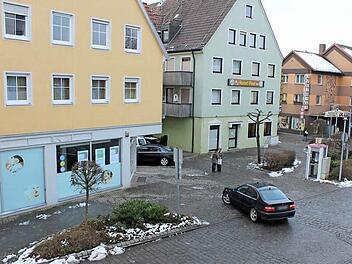 Diese beiden Grüninseln mit den Bäumchen am Vogelseck in Höchstadt sollen zugunsten von vier Stellflächen aufgegeben werden.  Foto: Andreas Dorsch