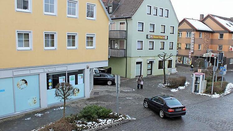 Diese beiden Grüninseln mit den Bäumchen am Vogelseck in Höchstadt sollen zugunsten von vier Stellflächen aufgegeben werden.  Foto: Andreas Dorsch