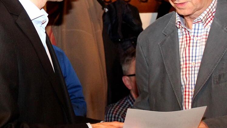 Stefan Müller überreicht Armin Goß die Urkunde.