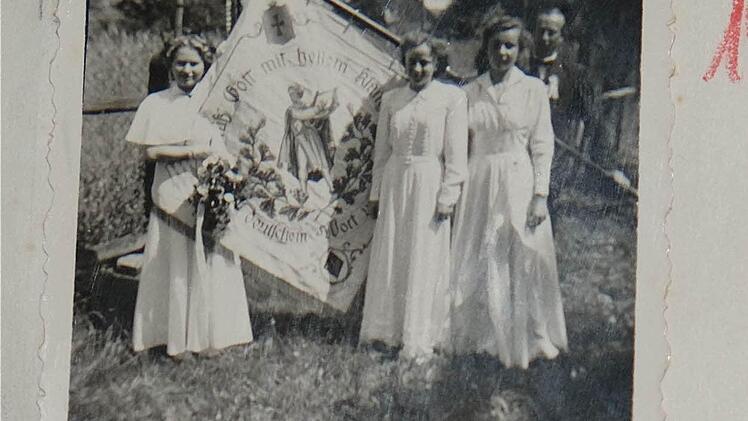 Alte Schwarzweißfotos aus den frühen 1950er Jahren: Irma Schmidt bei der Fahnenweihe. Foto: Schaar