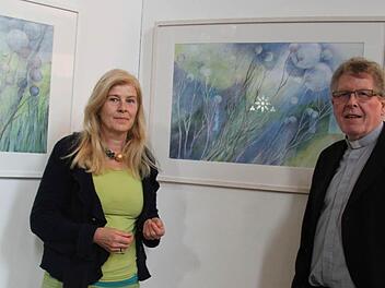 Zarte Kunstwerke von Cornelia Morsch in Blau-Nuancen sind derzeit in der Kulmbacher Petrikirche zu sehen. Im Beisein der Künstlerin eröffnete Dekan Jürgen Zinck die Ausstellung, die bis 28. Juli zu sehen ist. Foto: Sonja Adam