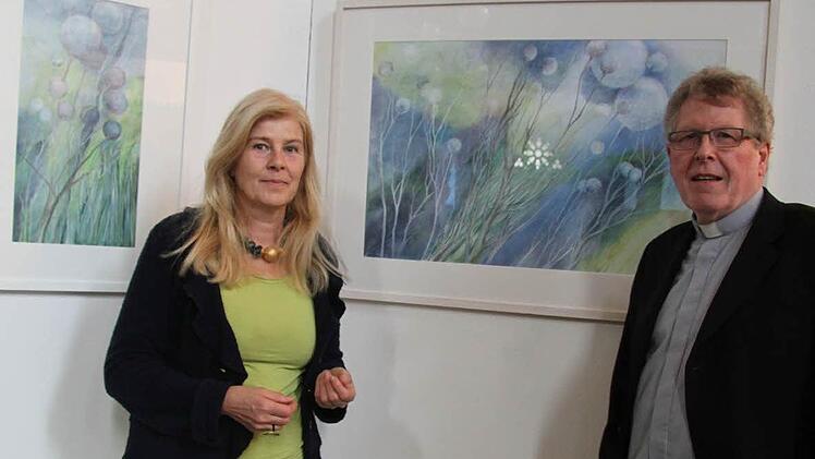 Zarte Kunstwerke von Cornelia Morsch in Blau-Nuancen sind derzeit in der Kulmbacher Petrikirche zu sehen. Im Beisein der Künstlerin eröffnete Dekan Jürgen Zinck die Ausstellung, die bis 28. Juli zu sehen ist. Foto: Sonja Adam