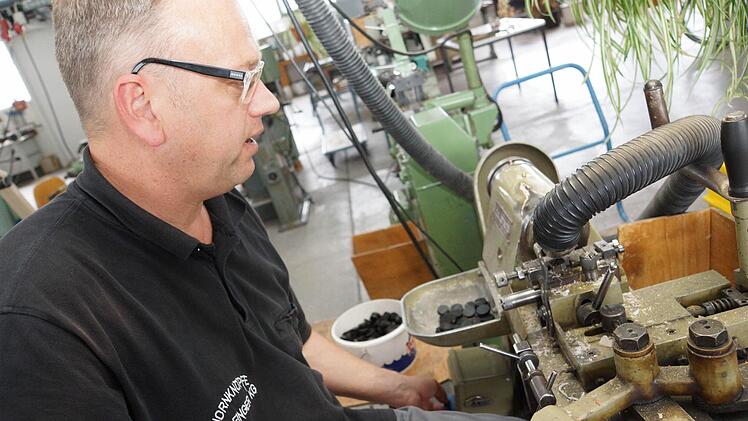 Thomas Finger setzt eine alte Dreh-Maschine in Gang.Foto: Arkadius Guzy