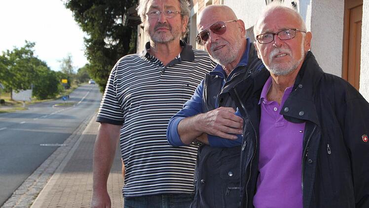 Bernd Kömpel (von links), Klaus Zühlke und Roland Eckstein wollen die Belastung durch die Lkw vom Gewerbegebiet Buchrasen nicht länger hinnehmen. Foto: Ulrike Müller