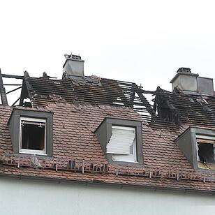 Dachstuhl von Wohnhaus stand in Flammen