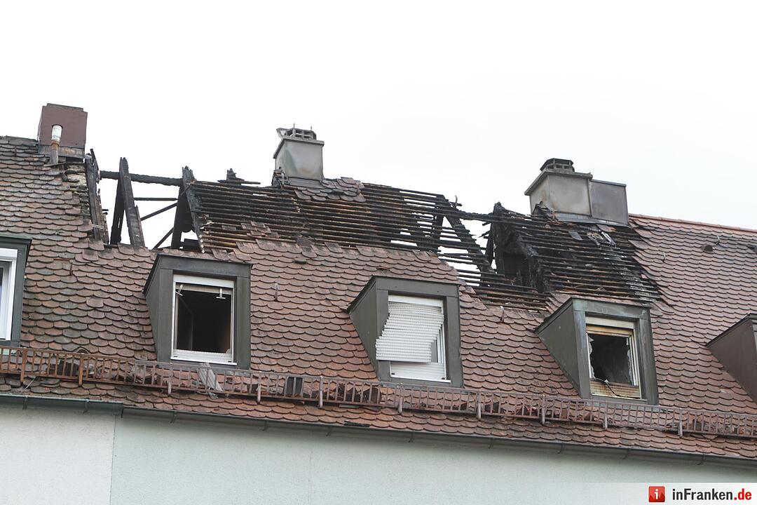 Dachstuhl von Wohnhaus stand in Flammen