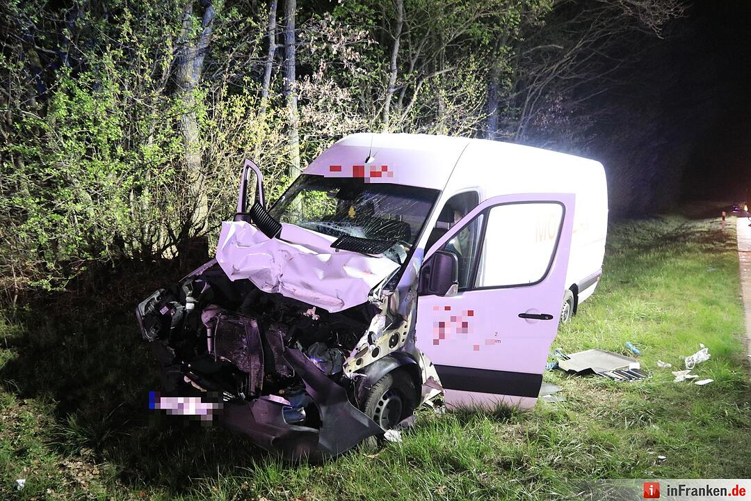 A3: Kleintransporter fährt auf Lkw auf – Fahrer wird schwer verletzt