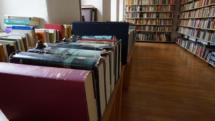 Nicht nur viele Bücher sind im Kloster noch übrig. Foto: Arkadius Guzy