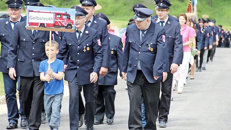 Die acht Feuerwehren aus dem Gemeindegebiet und noch mehrere Wehren aus den umliegenden Ortschaften beehrten die Wonseeser beim Feuerwehrtag. Hier die Gelbsreuther Wehr Foto: Katharina Müller-Sanke