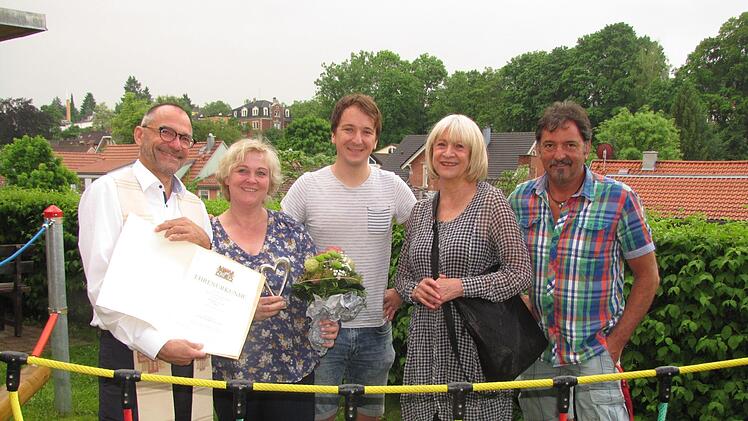 Vor dem neuen Kletternetz im Erlebnisgarten der Kita St. Augustin: Dekan Roland Huth, Silberjubilarin Kati Jacob, Florian Linke, Monika Ufken (sie kümmert sich in Pfarrgemeinderat und Kirchenverwaltung besonders um die Angelegenheiten der Kita) und Hausmeister und Macher Josef Hecher Foto: Martin Koch