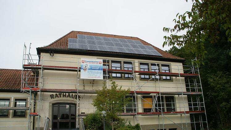 Eingerüstet ist das Rathaus von  Rauhenebrach. Im Obergeschoss werden die neuen Fenster eingebaut.  Sabine Weinbeer