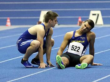 Niclas Floth (links), der Sieger über 60 Meter der Jugend U20. tröstet seinen Trainingskollegen Jonathan Laik, der sich als Mitfavorit schon kurz nach dem Start eine Verletzung zuzog.Theo Kiefner