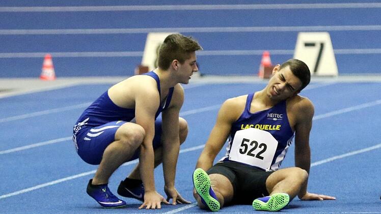 Niclas Floth (links), der Sieger über 60 Meter der Jugend U20. tröstet seinen Trainingskollegen Jonathan Laik, der sich als Mitfavorit schon kurz nach dem Start eine Verletzung zuzog.Theo Kiefner