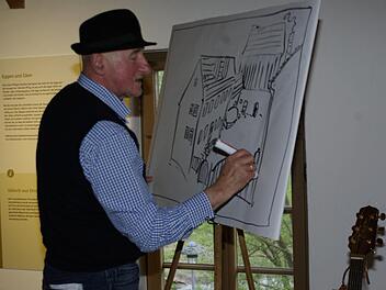 In Kindheitsträumen schwelgte der Grafiker und Musiker Konrad Albert beim Skizzieren des elterlichen Hofs in Poppenroth. Winfried Ehling