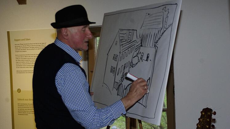 In Kindheitsträumen schwelgte der Grafiker und Musiker Konrad Albert beim Skizzieren des elterlichen Hofs in Poppenroth. Winfried Ehling