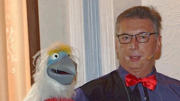 Bauchredner Erwin begeisterte beim Trieber Seniorennachmittag mit seinem Vogel "Coco" die Besucher.  Foto: Alfred Thieret
