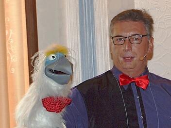 Bauchredner Erwin begeisterte beim Trieber Seniorennachmittag mit seinem Vogel "Coco" die Besucher.  Foto: Alfred Thieret
