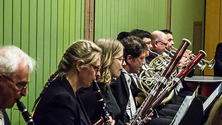 Viel Beifall gab es in Neustadt für die Uraufführung der 2. Sinfonie des in Ahorn lebenden Komponisten Gerhard Deutschmann. Umjubelte Solistin beim Konzert der Musikfreunde unter Leitung von Hans Stähli war die Cellistin  Hanna Pyrozhkova.Foto: Jochen Berger