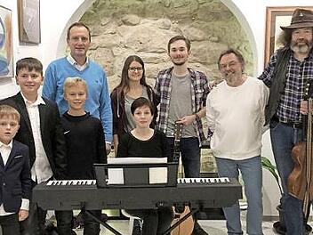 Die jungen Künstler und Hobbymusiker mit Galerieleiter Gerold Jakob (Zweiter von rechts) und Bürgermeister Michael Ziegler (Vierter von links) beim Herbst-Happening in der Galerie in Eltmann  Foto: Günther Geiling